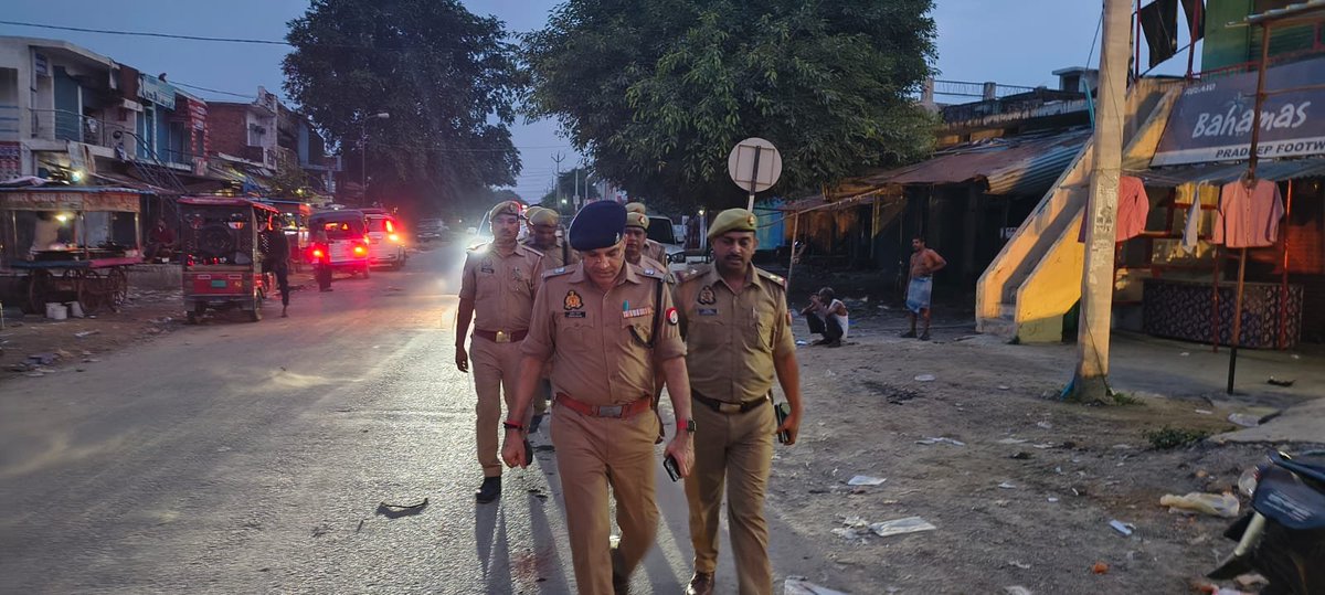 ShivPra18780781's tweet photo. आगामी श्रावण मास व कांवड़ मेला के दृष्टिगत श्रीमान अपर पुलिस अधीक्षक (पूर्वी) हरदोई द्वारा बघौली चौराहा बाजार में पैदल गश्त किया गया । बघौली थानाध्यक्ष प्रशांत द्विवेदी को आवश्यक दिशा निर्देश दिये @Uppolice @hardoipolice @Igrangelucknow @myogiadityanath @dgpup @CMOfficeUP https://t.co/EylP1u7OJK