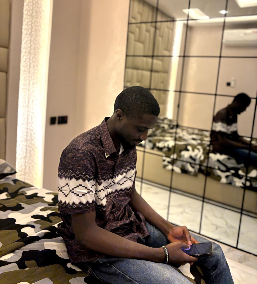 _clementudoh's tweet photo. Few years ago, me and my closest friend were so broke that we wanted to make money online and become successful.

He later traveled to Lagos and he started an online business there and became so rich & successful 

But I refused to follow him to Lagos...

I stayed here in Port Harcourt, started same online business, became rich & super successful as well.

The point here is this... You can succeed in any city you reside.

You don't need to relocate to Lagos to succeed or become a global figure.

You can succeed from anywhere.

Your location doesn't determine your success... It's your mindset.

When you have a positive mindset, you can succeed or become a global figure in any city you reside.