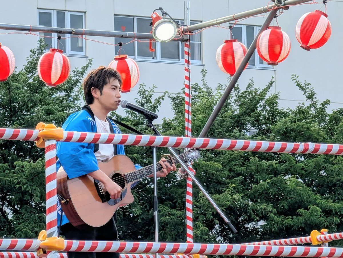 takeki328's tweet photo. 7/25(土)🎆🏮小平駐屯地 納涼祭🏮🎆
続いては自身のステージ編🎤✨

有難いことに今年も少しお時間をいただき
ステージで歌わせていただきました‼️🙌

毎年プログラムには載っていないのですが、
総合司会を務めているご褒美❓ということで
歌う時間を作っていただいております🙏涙

今回お届けしたのは、
オリジナル小平ソング『KODAI LIFE』
そして新曲『KODAI LOVE』の２曲🎼

もともと小平の外からやって来た自分が、
沢山の方との出会いやご縁に恵まれながら
少しずつこの街に受け入れていただき、
今こうして地域の歌を作り、
地元の皆様の前で歌わせていただけること。

つくづく当たり前のことではないなぁ、と
噛み締めるように演奏させてもらいました🕊️

今年も歌う機会を作ってくださり
本当に有難うございました🥲✨感謝