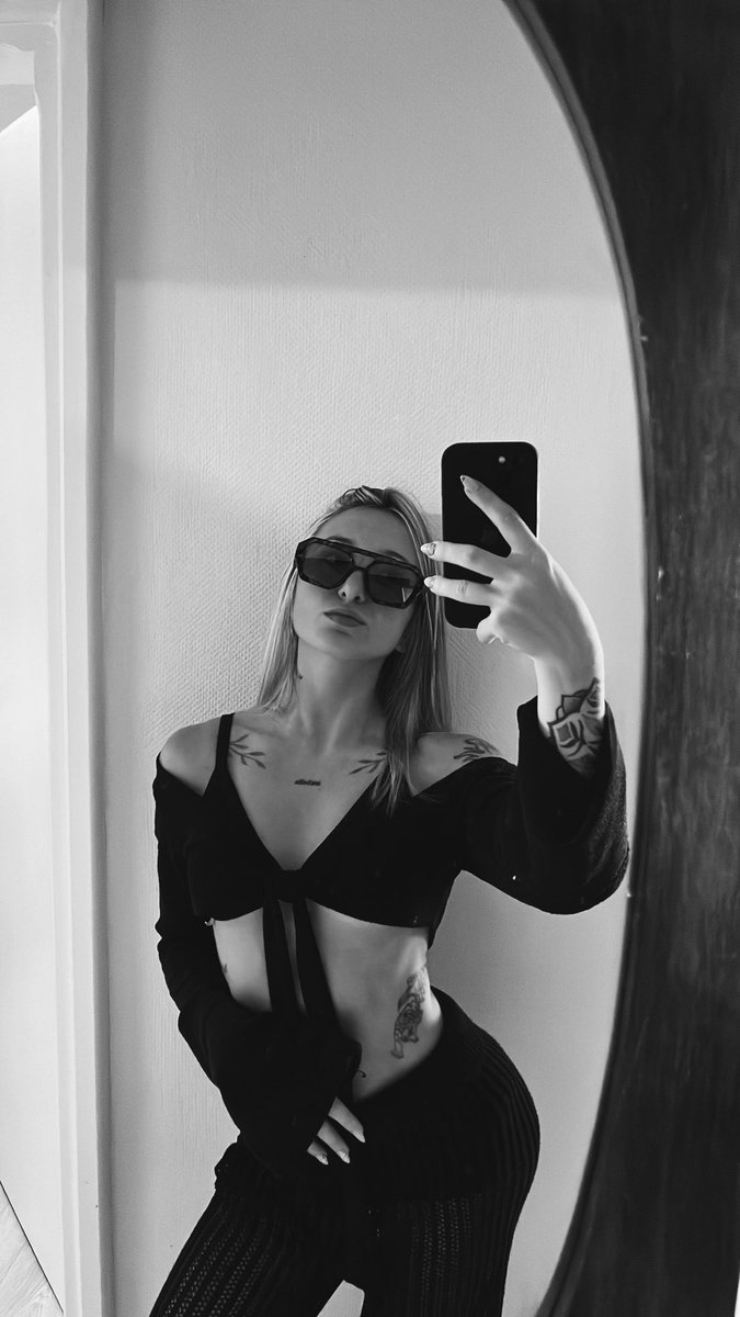 moonlitxeve's tweet photo. I’m just a good girl 🥰 https://t.co/MJiQ8ezTiL