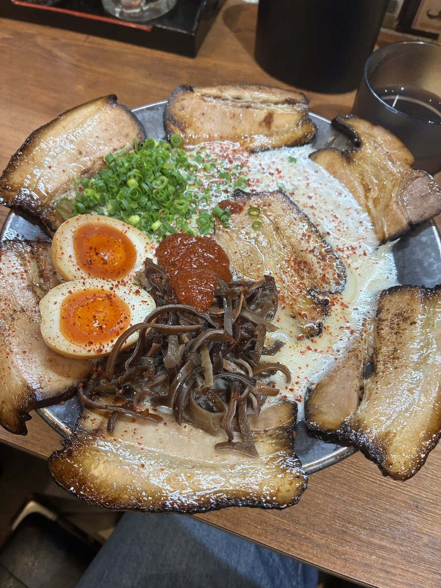 176cm67kg's tweet photo. 新オープンした豚骨ラーメン屋、インスタに「本物志向の方以外お断り」って書いてあって期待したらメニュー全部AIで作ってた
味は偽物だった https://t.co/fOdy1w98l8
