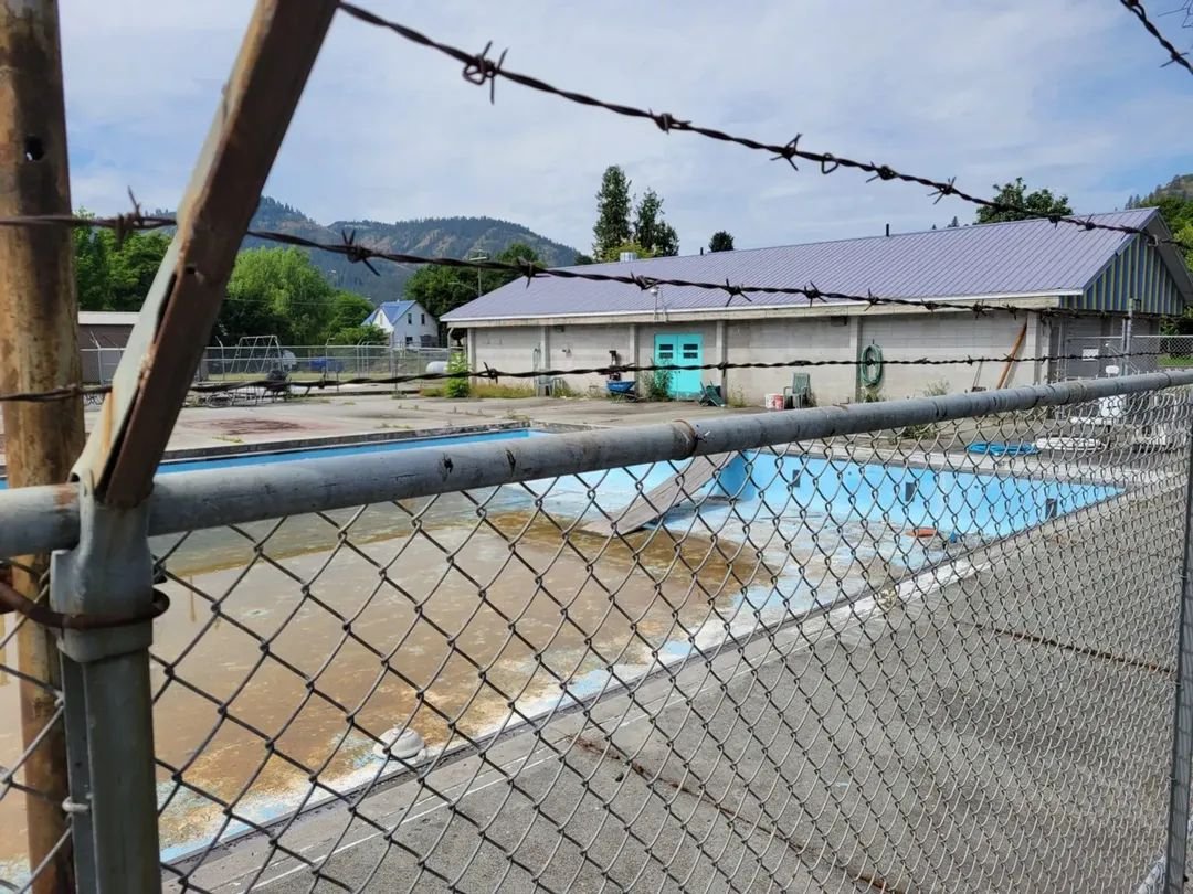 IDSurvivalPrep's tweet photo. Breaking News!! 

The city of Kamiah where I live is under investigation and its about damn time. 

The state auditors decidedly to stop by because the city has been raising money for years to restore the city pool. I have been here almost 8 years and they haven't spent a penny on it. Over 500k raised and its gone. 

We finally raised enough hell and it looks like some people are in serious trouble over it.