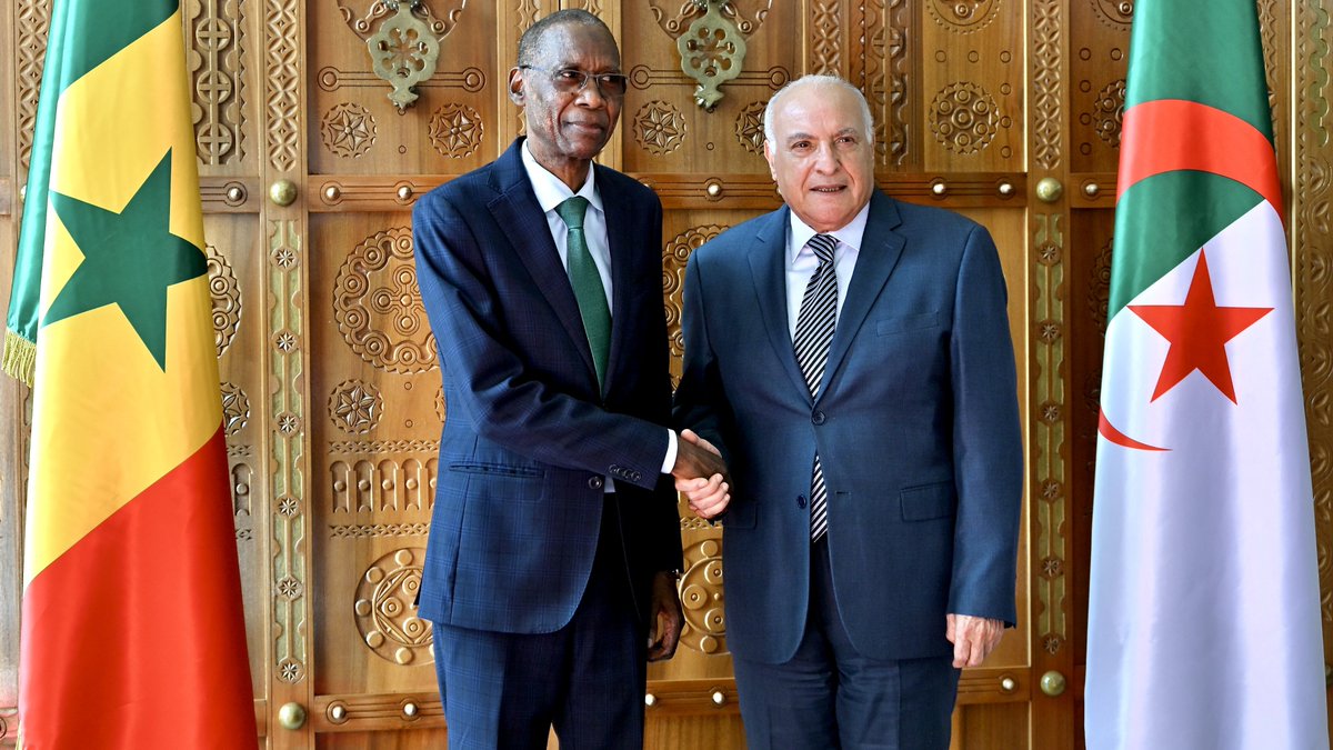 ambalgerieparis's tweet photo. Monsieur le Ministre d'État @AhmedAttaf_Dz reçoit son homologue du @miaae_senegal 🇸🇳, Monsieur Cheikh NIANG, qui effectue une visite de travail en 🇩🇿.

#Algérie #Sénégal #FraternitéAfricaine https://t.co/HYkOfPxfpj
