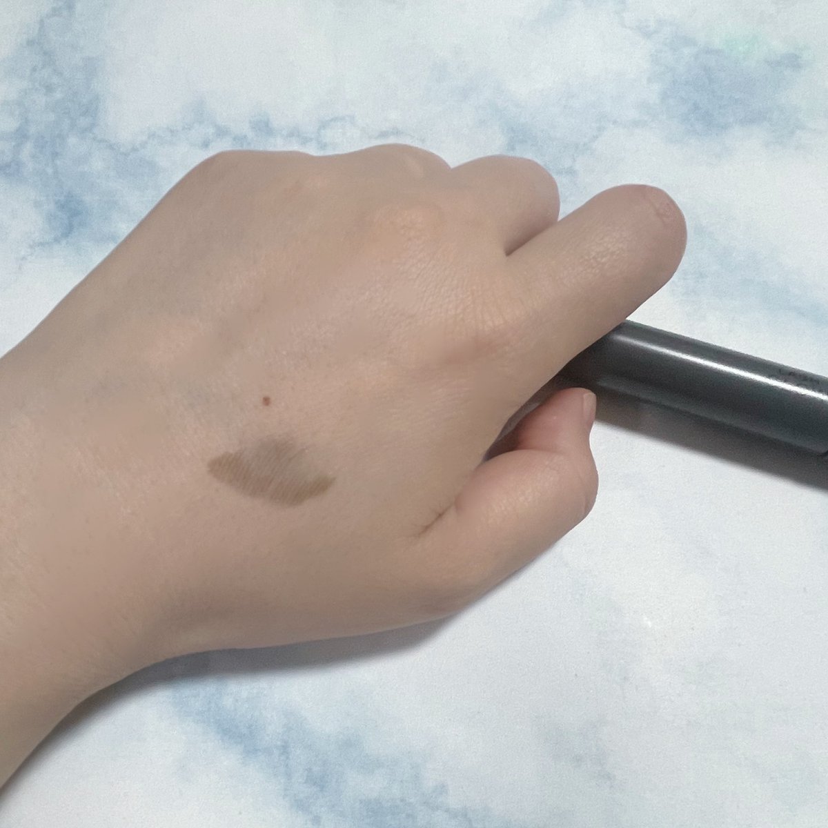 Rollchan_ANA's tweet photo. KATE ラッシュグロウ

ツヤ感のある束感まつ毛に仕上げる、まつ毛用トップコート！

特徴的なコームで、まつ毛を1本1本整えながら自然な束感を作れるのがお気に入り。

ピンセットなしでも今っぽい束感まつ毛に◎

透け感ブラックで重たくならず、ちゅるんとした大人っぽい目元に仕上がります！

#KATE https://t.co/RRiYANuZoU