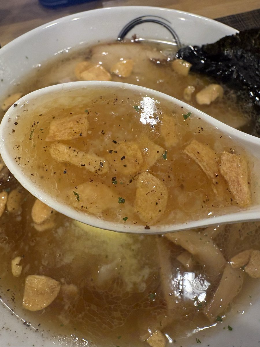 UMB102def's tweet photo. 佐野 / 青竹手打拉麺 麺処 りょうや 本店
 🔸ガーリックバター醤油らーめん
 🔸餃子３個　計¥1550

佐野🍜欲求も解消しとかないとまた来るようなんで？😅

R50ロードサイドの新店？佐野ラーにガリバタ？此方の名物メニューだけに素直に発注❣️🤣

色んな特色あって佐野は活気があるな✨此方は麺も旨かった💕😋