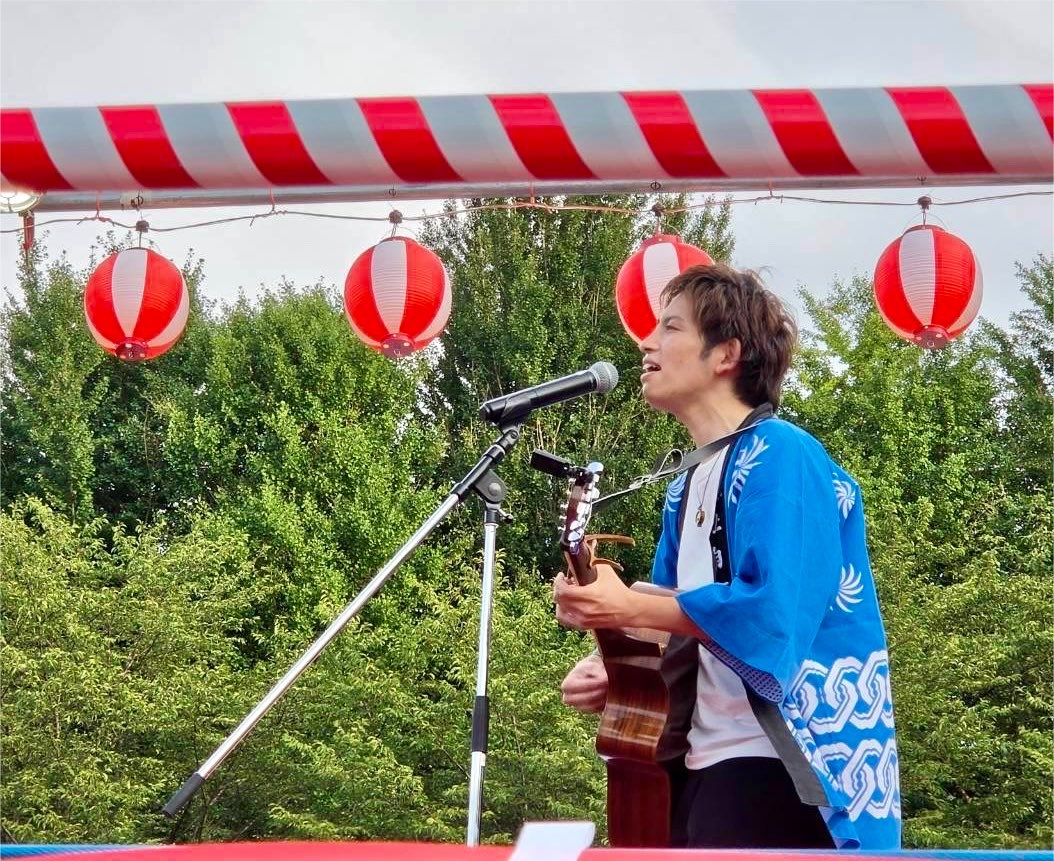 takeki328's tweet photo. 7/25(土)🎆🏮小平駐屯地 納涼祭🏮🎆
続いては自身のステージ編🎤✨

有難いことに今年も少しお時間をいただき
ステージで歌わせていただきました‼️🙌

毎年プログラムには載っていないのですが、
総合司会を務めているご褒美❓ということで
歌う時間を作っていただいております🙏涙

今回お届けしたのは、
オリジナル小平ソング『KODAI LIFE』
そして新曲『KODAI LOVE』の２曲🎼

もともと小平の外からやって来た自分が、
沢山の方との出会いやご縁に恵まれながら
少しずつこの街に受け入れていただき、
今こうして地域の歌を作り、
地元の皆様の前で歌わせていただけること。

つくづく当たり前のことではないなぁ、と
噛み締めるように演奏させてもらいました🕊️

今年も歌う機会を作ってくださり
本当に有難うございました🥲✨感謝