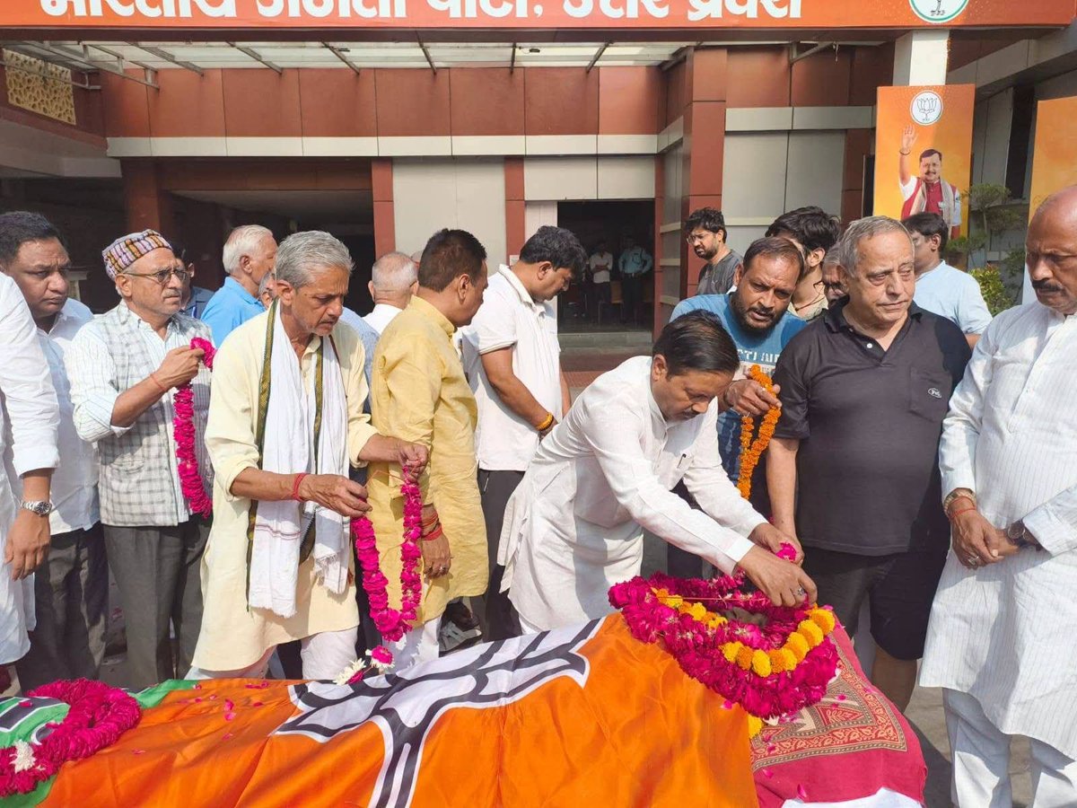 SLodhi37677's tweet photo. आज भाजपा मुख्यालय पहुँचकर भारतीय जनता पार्टी के वरिष्ठ नेता,पूर्व संगठन मंत्री एवं पूर्व विधान परिषद सदस्य  आदरणीय श्री जयप्रकाश चतुर्वेदी जी के निधन पर भावभीनी श्रद्धांजलि अर्पित की।
ईश्वर से प्रार्थना है कि दिवंगत पुण्यात्मा को अपने श्रीचरणों में स्थान प्रदान करें। https://t.co/lLmqas3cgm