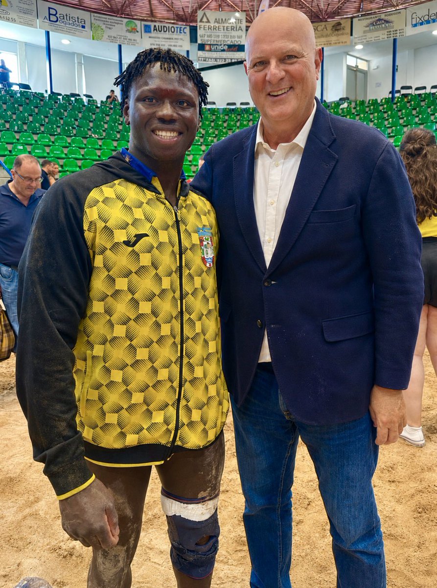 josemanuelpitti's tweet photo. #Integración 🧑🏿
🏆 Lamine Dieng se proclamó Campeón de Canarias, integrado en su Club, el @clchimbesque, durante la reciente #FinalA4, disputada en el Terrero Mencey Tegueste
🚣♀️ Mucho antes debió iniciar un proceso que le ha conducido a su integración plena en nuestra Sociedad. Este extraordinario estilista, que cautivó San Miguel de Abona y Canarias, llegó a la Isla, con tan sólo 12 años de edad, en 2020, a bordo de una patera que era propiedad del padre de uno de sus mejores amigos
🤼 Cuando ingresó en el Centro de Menores, y tras expresar su deseo de competir, algo que ya hacía en Senegal (donde practicó la modalidad lamb), un veterano luchador, mi gran amigo #EusebioJorge, lo llevó al #CLArafo, donde Lamine se inició y tecnificó en la práctica de nuestro Deporte
🏴 Integrado en la selección insular de Tenerife, tras acreditar su enorme calidad y su finísimo estilo en las filas del Arafo, se proclamó Campeón de Canarias de la categoría cadete
💛💙 Desde hace dos temporadas, y ya renovado para la próxima, Lamine lucha para el Chimbesque, donde aprendió mucho de su Puntal, @EU5EB10, de su mandador #SalvadorPérezSoliño y de sus compañeros
😍 Cuando cumplió sus 18 años, hace unos meses, abandonó su condición de menor no acompañado e inició su trabajo en el propio Centro de Menores, donde es especialmente querido y requerido por sus paisanos de Senegal y otros países africanos
❤️ Cada mes, de forma absolutamente puntual, Lamine -el gran Lamine de la #LuchaCanaria- envía parte de su sueldo, a modo de ayuda, a su madre Mbeemg
🥇Su historia, que he resumido aquí, es absolutamente conmovedora, tanto como su maravilloso arte para la práctica de nuestro Deporte: es un estilista descomunal
#GraciasLamine 🙏
#UnSanmigueleroMás 🇺🇦