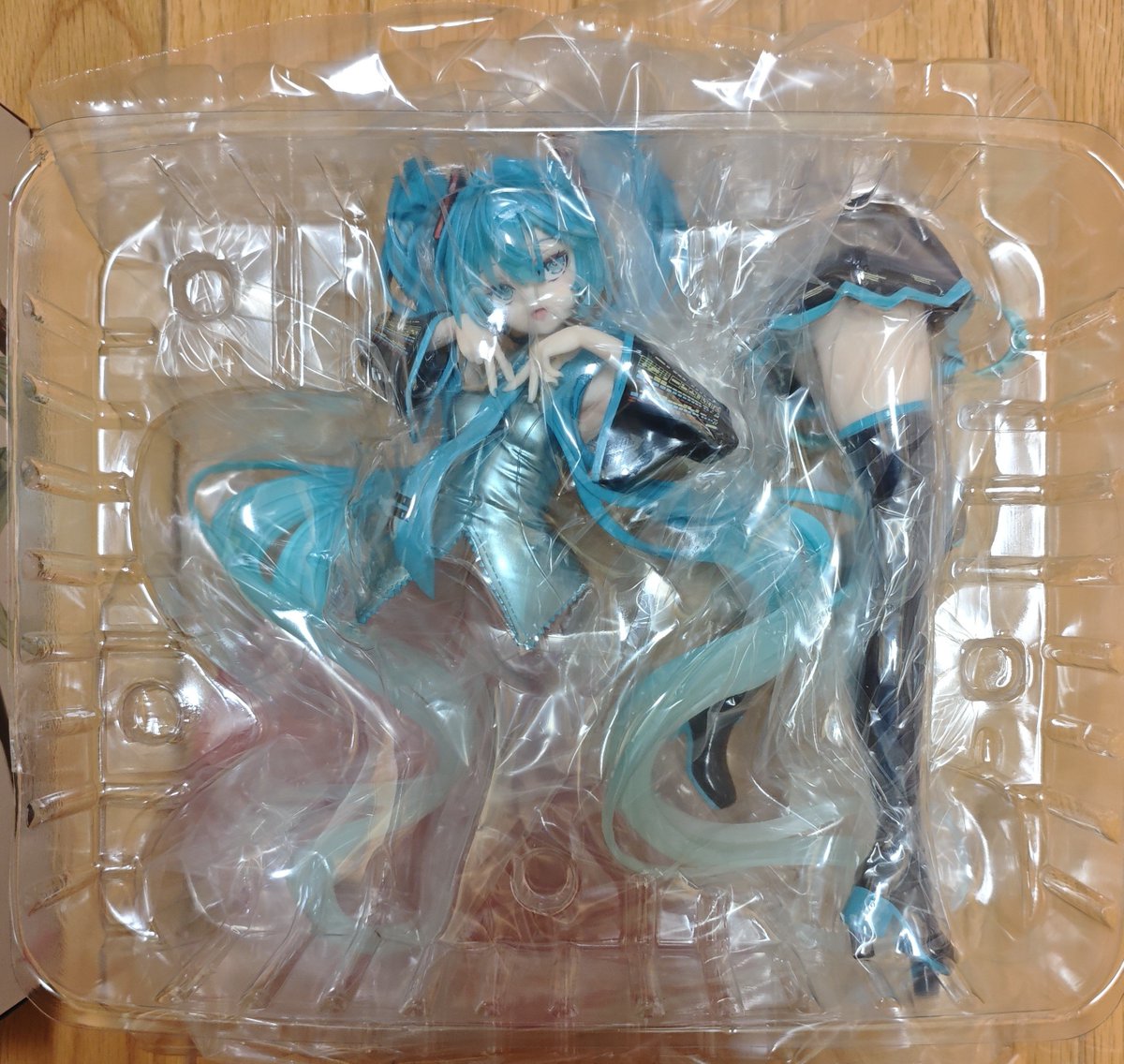 ataru0840's tweet photo. T-most 初音ミク
獲得の参考情報
正方形に見えて縦がわずかに長い（写真1枚目)。
箱への入り方（写真2、3枚目）
上が重いように見えますが詳細不明
正面から見て右側が重い
謎の展開状況ですので、プレイできる環境かふねいですが、参考にどうぞ🤔 https://t.co/b9XLQdCuCF