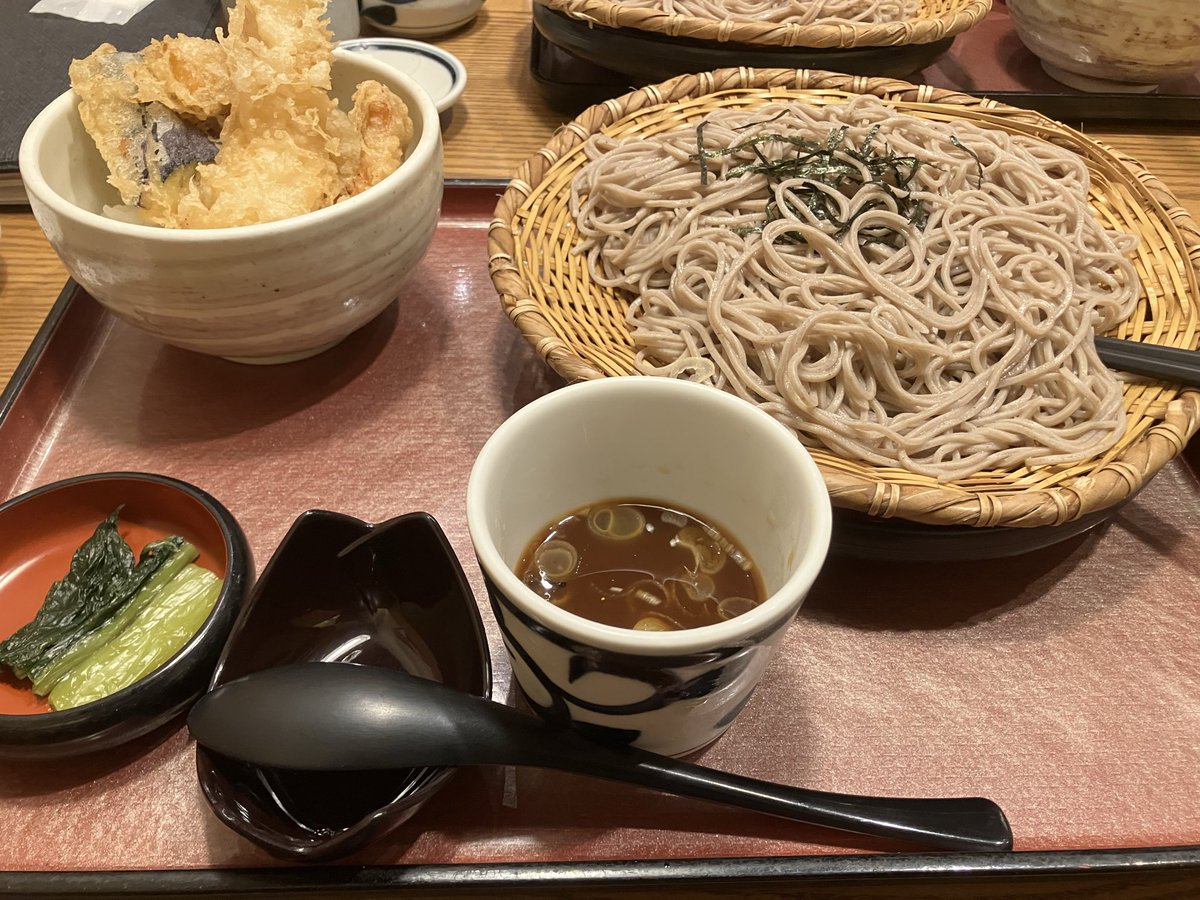bakenshi1's tweet photo. 本日の昼にゆめタウン呉のそじ坊でざる蕎麦を美味しくいただきました。先日にゆめタウン広島のそじ坊で食べた物と別物でどういうこと？と頭を傾げるばかり。同じチェーンなのに。呉店は接客も良かったし、広島店には今後行かないだろう https://t.co/LIo944zZgK