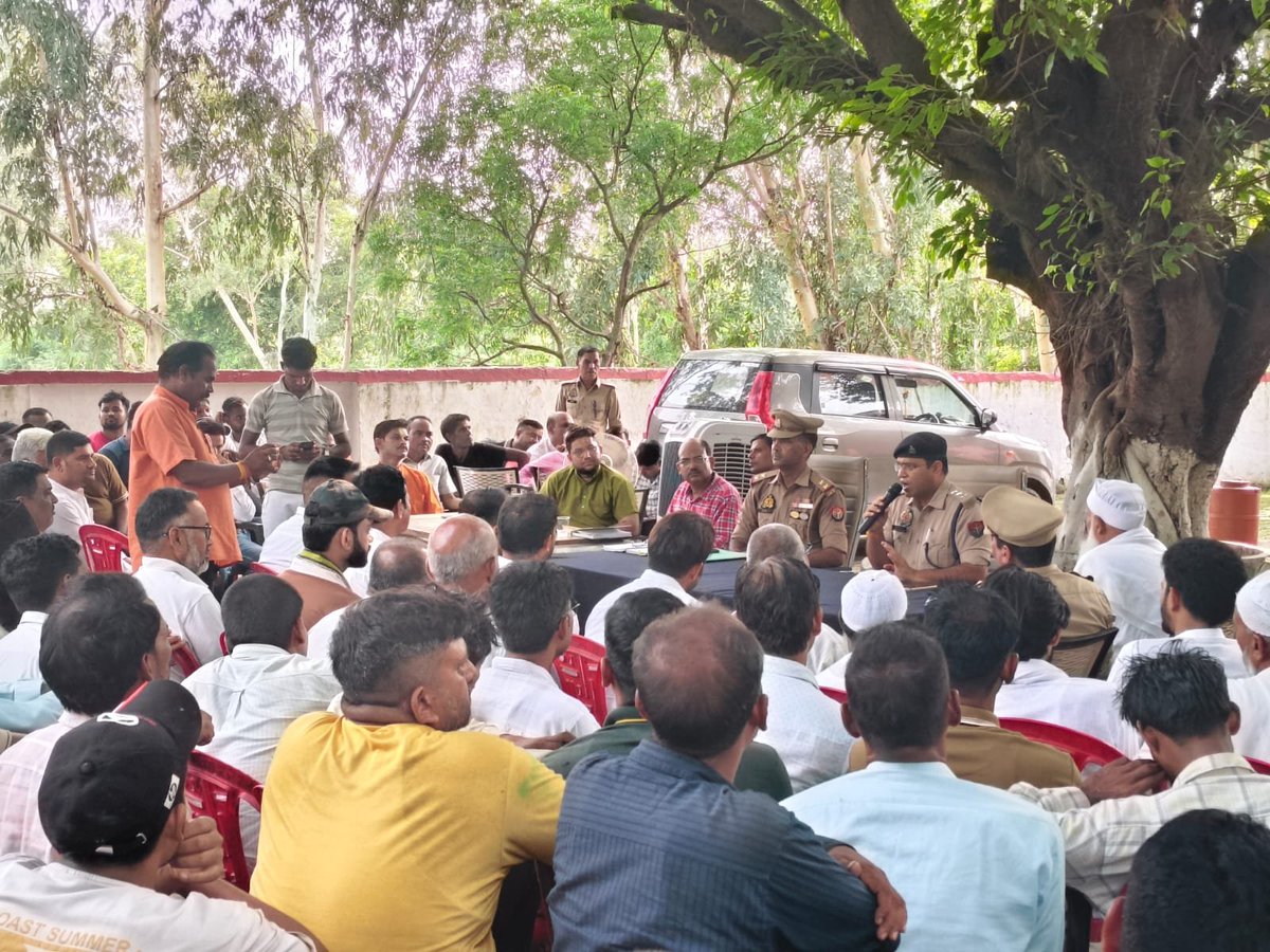 Hambir1971's tweet photo. श्रीमान जी आज दिनांक 26.7.26 को आगामी श्रावण मास कावड़ यात्रा एवं चेहल्लुम को शांति एवं कुशलता पूर्वक संपन्न कराने के उद्देश्य से थाना कुंदरकी परिसर में धर्मगुरु, पूर्व एवं वर्तमान प्रधान, कावड़ जत्थेदार, DJ संचालक, कावड़ कैंप संचालक, जन प्रतिनिधि, संभ्रांत व्यक्ति आदि एवं शांति समिति के सदस्यों की गोष्ठी आयोजित कर सभी को दोनों त्योहारों को शांतिपूर्ण तरीके से संपन्न कराने एवं कोई नई परंपरा न डालने, डीजे की निर्धारित ऊंचाई तथा प्रतिकूल गाने का प्रयोग न करने आदि के संबंध में महान्याय उत्तर प्रदेश शासन एवं उच्च स्तर से जारी निर्देशों पर पालन करने हेतु अवगत कराया गया।