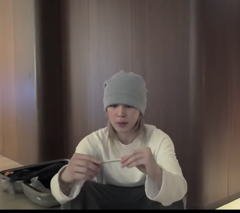 ygnsgomitas's tweet photo. #yoonmin | what if?....
Después del divorcio, Jimin tachó a Yoongi de su lista de problemas. Pero bien dicen donde hubo fuego cenizas quedan. 

Para Jimin, lo hizo con dos líneas positivas y el recuerdo borroso a junto a Yoongi, ese momento que no se pudo borrar de la piel. https://t.co/5S0FzXv2Iv