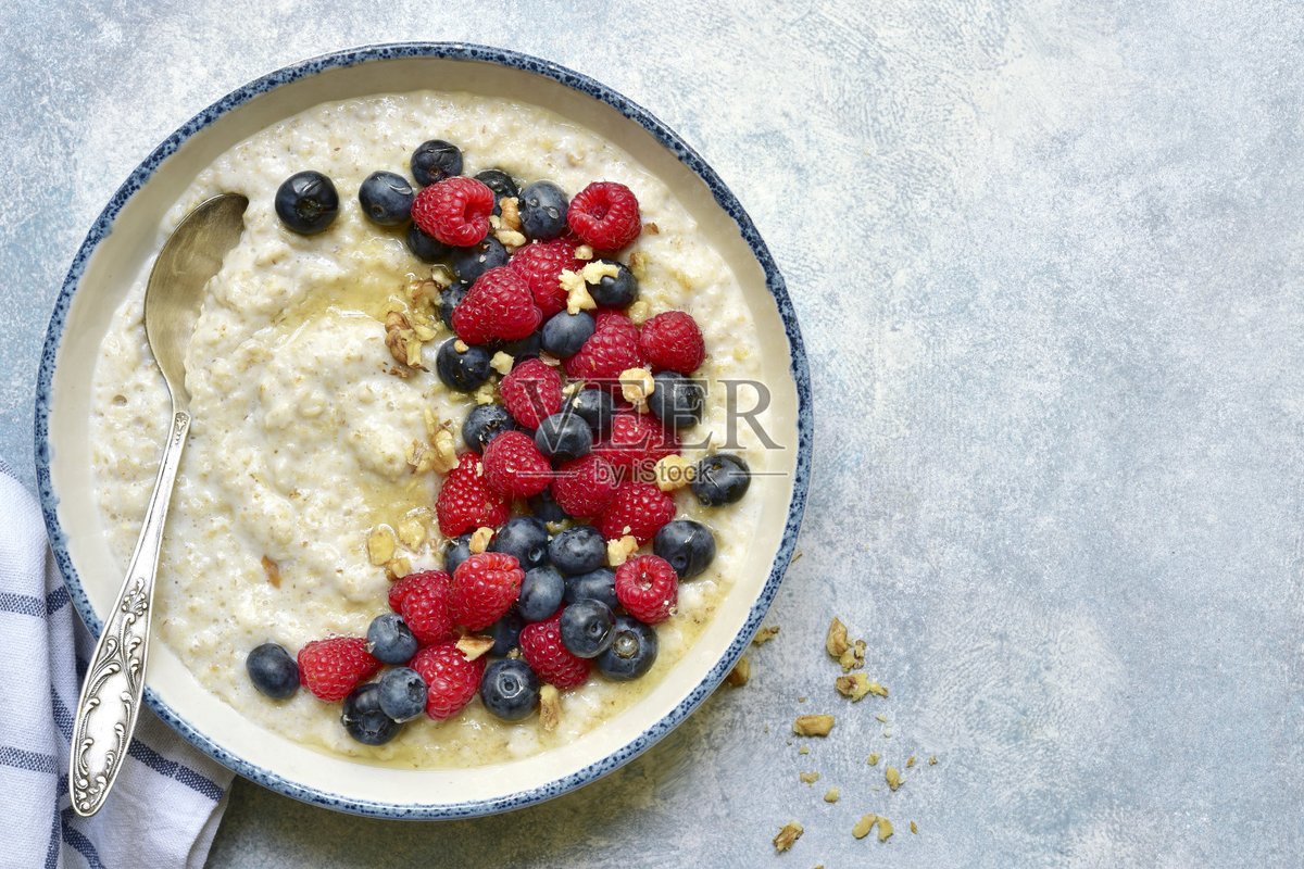 MonicaRome20636's tweet photo. Starting the rainy Sunday with warm homemade oatmeal topped with fresh berries and a drizzle of honey—cozy, simple, and totally satisfying. https://t.co/AWZOE3ID3g