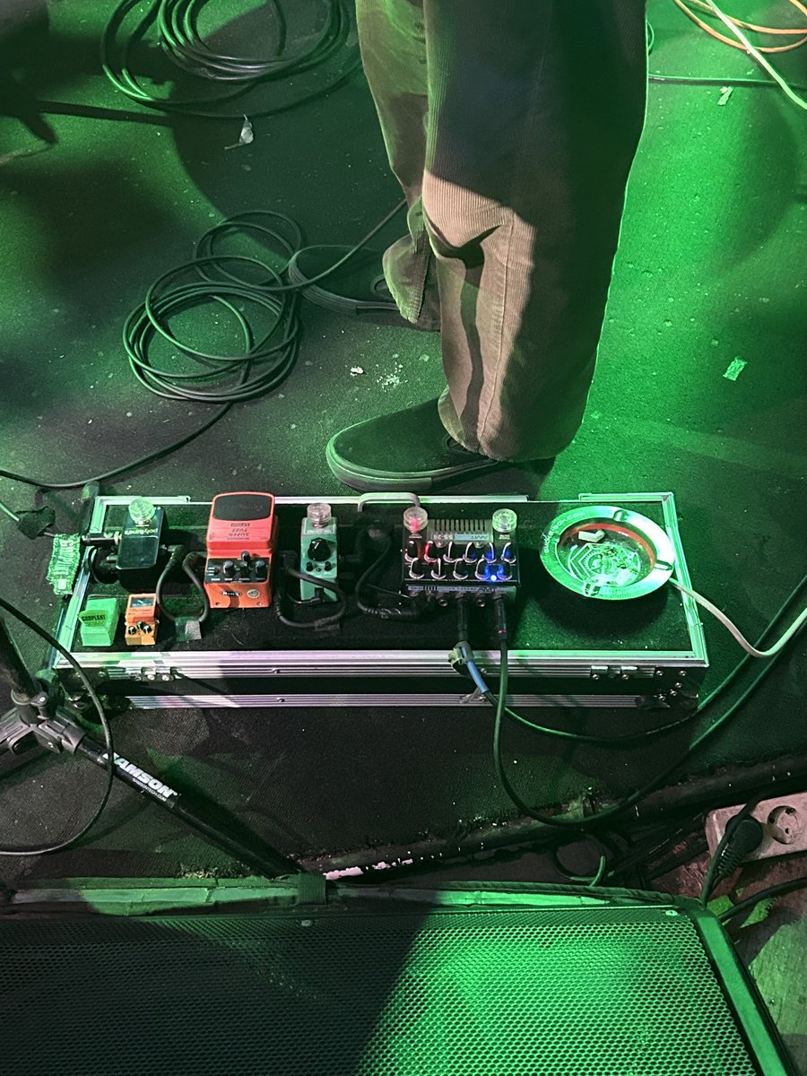 deadasdream's tweet photo. routingan pedalboard Oyoy ada asbaknya. total SLUDGE kudu SMOKE. https://t.co/0LXUaOV9zy