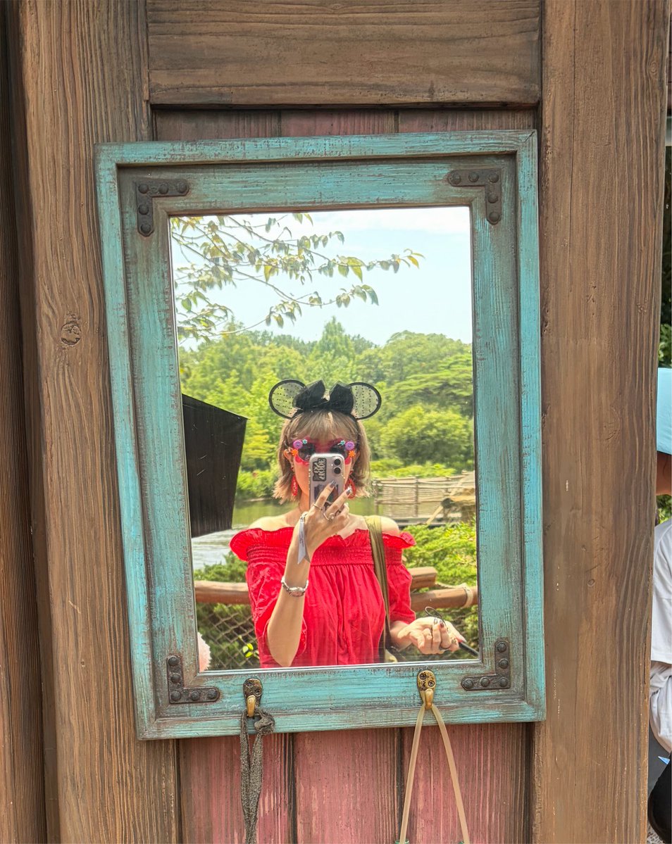 xxfd14_2's tweet photo. 改めて今日は愉快なトンチキメンバーで1️⃣くん誕生日インパしてました🎢✨
最高待ち時間1時間とかだったし、土砂降りの瞬間は全て建物内という神回避だったからめっちゃ乗り物乗れた🎶🎶ほんま楽しかった😭❤️‍🔥主はさまぬいとお揃の耳でした☺️ https://t.co/cVetP0rnwQ