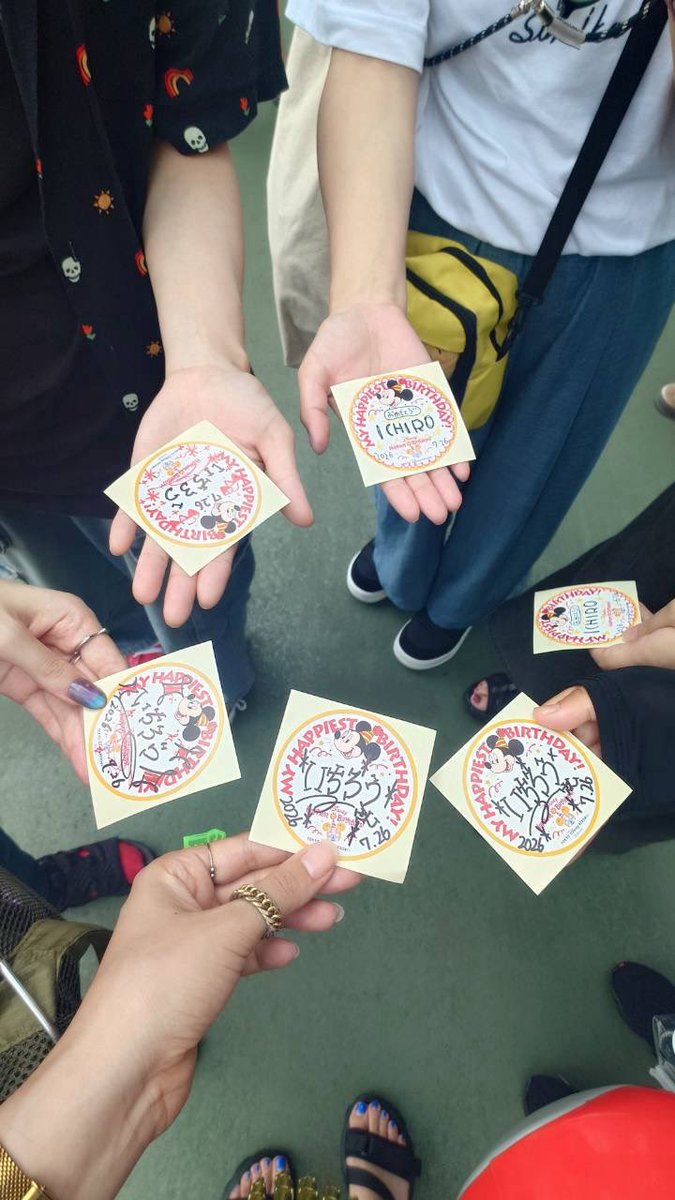 xxfd14_2's tweet photo. 改めて今日は愉快なトンチキメンバーで1️⃣くん誕生日インパしてました🎢✨
最高待ち時間1時間とかだったし、土砂降りの瞬間は全て建物内という神回避だったからめっちゃ乗り物乗れた🎶🎶ほんま楽しかった😭❤️‍🔥主はさまぬいとお揃の耳でした☺️ https://t.co/cVetP0rnwQ