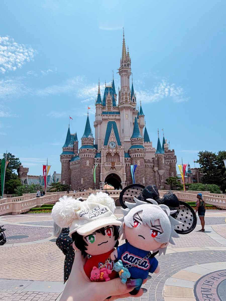 xxfd14_2's tweet photo. 改めて今日は愉快なトンチキメンバーで1️⃣くん誕生日インパしてました🎢✨
最高待ち時間1時間とかだったし、土砂降りの瞬間は全て建物内という神回避だったからめっちゃ乗り物乗れた🎶🎶ほんま楽しかった😭❤️‍🔥主はさまぬいとお揃の耳でした☺️ https://t.co/cVetP0rnwQ