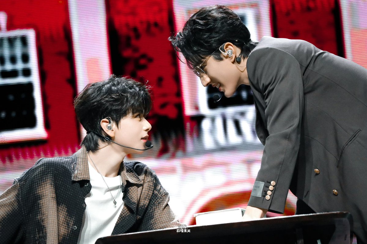 SHI___2004's tweet photo. At tonight's fan meeting, Ayden and Elio perfectly illustrated: We just had a quarrel, not that we don't love each other anymore…( After tiff, Ayden still offered water to Elio and continued to serve him. They just loved each other too much #Aylio #政瞳 https://t.co/ppZ8B7z5Yn
