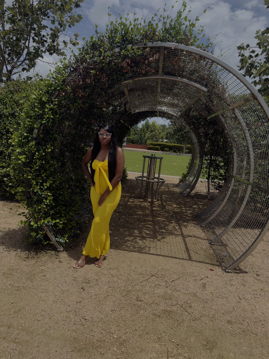 IAMMYALANI's tweet photo. the type of bad, that don’t expire 🌻💛 https://t.co/eFnPopIWWz