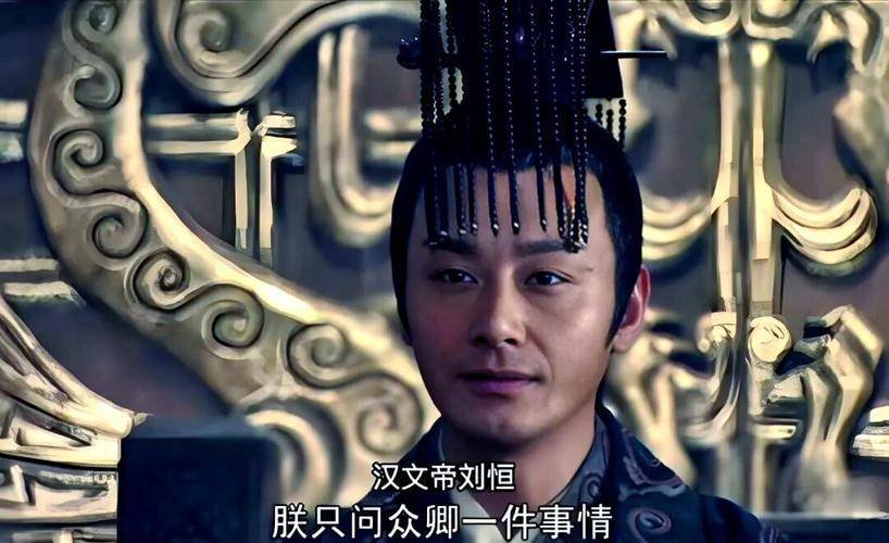 yibingsg's tweet photo. 两千多年历史中，唯一没有被农民起义推翻的王朝：西汉为何能稳定两百多年？

翻开中国历史，你会发现一个耐人寻味的现象。

秦朝亡于陈胜吴广，东汉毁于黄巾之乱，唐朝后期有黄巢起义，明朝最终败给李自成，清朝则在太平天国运动中元气大伤。几乎每一个统一王朝，都曾遭遇规模巨大的农民起义。

但有一个王朝却显得格外特殊——西汉。

它延续了两百多年，直到灭亡，也没有发生真正意义上推翻王朝统治的农民革命。最终终结西汉的，不是百姓揭竿而起，而是外戚王莽一步步夺取政权。

那么，西汉为什么能够做到这一点？

一、刘邦最清楚：把老百姓逼急了，天下一定会乱

刘邦出身平民，年轻时不过是沛县一个亭长。

他没有显赫家世，也没有深厚学问，却亲眼见证了秦朝如何一步步走向灭亡。

秦始皇统一六国之后，大规模修建长城、阿房宫、骊山陵墓，全国壮年男子不断被征发服劳役。

与此同时，赋税沉重。

农民辛辛苦苦种一年地，大部分粮食都要交给国家，剩下的粮食甚至不足以养活一家老小。

更严重的是，徭役几乎没有停止。

今年修路，明年守边，后年继续服役，家里的土地没人耕种，老人孩子无人照顾。

最终，一个偶然事件点燃了全国怒火。

陈胜、吴广因为误期，索性揭竿而起。

随后天下响应，秦朝仅仅十五年便轰然倒塌。

刘邦十分清楚，真正毁掉秦朝的不是六国余孽，而是被逼得走投无路的普通百姓。

因此，建立西汉之后，他首先做的就是恢复生产。

他把秦朝沉重的赋税大幅降低，实行"十五税一"，百姓种十五份粮食，只需要上缴一份。

大量战争结束后的士兵全部遣散回乡耕种。

战乱期间被迫沦为奴婢的人，也陆续恢复平民身份。

朝廷停止大型土木工程，不再四处征发劳役，把更多时间留给百姓恢复农业。

当时的长安依旧十分破旧。

有人建议修建更加宏伟的皇宫，刘邦却拒绝了。

因为他知道，全国人口仅剩一千多万，大片土地荒废，国家根本经不起再次折腾。

正是在这种休养生息政策下，荒地重新开垦，人口开始恢复，西汉终于站稳了脚跟。

二、文景之治：皇帝节俭，百姓富足

真正让西汉迎来黄金时代的，是汉文帝和汉景帝。

历史上称之为"文景之治"。

汉文帝刘恒生活十分节俭。

他几十年没有大修宫殿，平时穿着朴素，就连宠妃的衣裙都要求不要拖地，以免浪费布料。

有人认为这是作秀。

其实并非如此。

文帝认为，皇帝奢侈，官员必然效仿；官员挥霍，最终买单的一定还是普通百姓。

因此，节俭不仅是个人品德，更是一项国家政策。

在经济方面，他进一步降低赋税。

刘邦实行十五税一，汉文帝直接降到三十税一。

甚至一度免除全国田租，让农民不用缴纳田赋。

同时，徭役制度也进行了改革。

原来几乎年年征发，后来改成三年服役一次。

普通百姓一生可能只服几次役，其余时间都可以安心经营自己的家庭。

除此之外，人头税也由每年一百二十钱下降到四十钱，大大减轻了百姓负担。

农民节省下来的钱，可以购买农具、修整房屋、积攒家产。

汉景帝即位后，继续坚持这一政策，没有因为国家富裕便增加赋役。

他最大的贡献，是平定了著名的七国之乱。

当时诸侯王势力已经十分强大。

吴王刘濞联合六国起兵，希望挑战中央。

景帝派周亚夫率军，仅用数月便平定叛乱。

此后，地方诸侯再也无力与中央抗衡，国家实现真正意义上的高度统一。

史书记载，当时国家富裕到什么程度？

仓库里的铜钱多年没有使用，穿钱的绳子都已经腐烂。

粮仓里的粮食堆积如山，新粮不断入库，陈粮甚至只能露天存放。

虽然其中可能存在一定文学夸张，但也足以说明当时财政极为充裕。

更重要的是，社会稳定，治安良好，百姓安居乐业，人口持续快速增长。

三、汉武帝：开创盛世，也付出了巨大代价

提起西汉，最著名的皇帝自然是汉武帝刘彻。

他继承的是文景之治留下的雄厚家底。

国家有钱、有粮、有兵。

于是，他开始推动一系列影响中国历史数千年的改革。

政治方面，他削弱丞相权力，建立中朝制度，加强皇权。

人才方面，推行察举制度，为寒门子弟提供进入仕途的机会。

思想方面，采纳董仲舒建议，实行"罢黜百家，独尊儒术"，建立太学，儒家逐渐成为官方主流思想。

军事上，他彻底改变了汉初对匈奴的被动局面。

卫青七次北伐，霍去病深入漠北，封狼居胥，把匈奴赶出河套地区。

几十年来忍辱和亲的局面终于结束。

外交方面，他派张骞两次出使西域。

虽然历经磨难，却最终打通了东西交流的重要通道。

后来，人们把这条贸易路线称为丝绸之路。

它不仅促进了贸易，也让中西文明开始真正接触。

然而，任何辉煌都需要成本。

多年对外战争不断消耗国家财力。

为了增加财政收入，汉武帝实行盐铁官营、统一铸造五铢钱，加强国家财政控制。

这些措施稳定了中央财政，却也加重了商人和部分民众负担。

晚年的汉武帝又沉迷求仙，爆发了震惊朝野的巫蛊之祸。

太子刘据、皇后卫子夫等人因此遇害。
