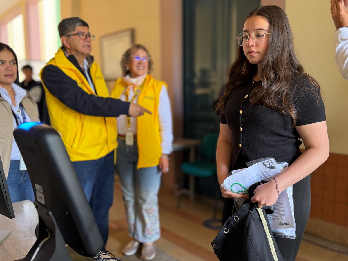 Registraduria's tweet photo. Avanza de manera exitosa la autenticación biométrica facial para validar en tiempo real la identidad de los votantes durante la elección atípica de alcalde en Tunja,📍Boyacá. 

El registrador nacional del Estado Civil, Hernán Penagos, verifica el funcionamiento de esta herramienta tecnológica en la Universidad Juan de Castellanos.

#Elecciones2026🗳️
#YoConfíoEnElProcesoElectoral