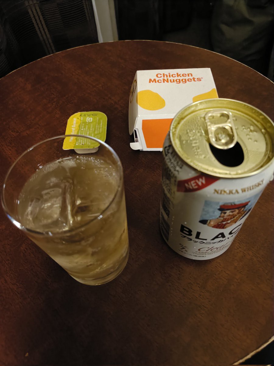 sui_900's tweet photo. ゆずライブ最高やった！ライブ後嫁さんと打上げの後ホテルで夜景を眺めながらマクドのナゲットを肴に部屋飲み🍺 https://t.co/HcC6Nc8YgC