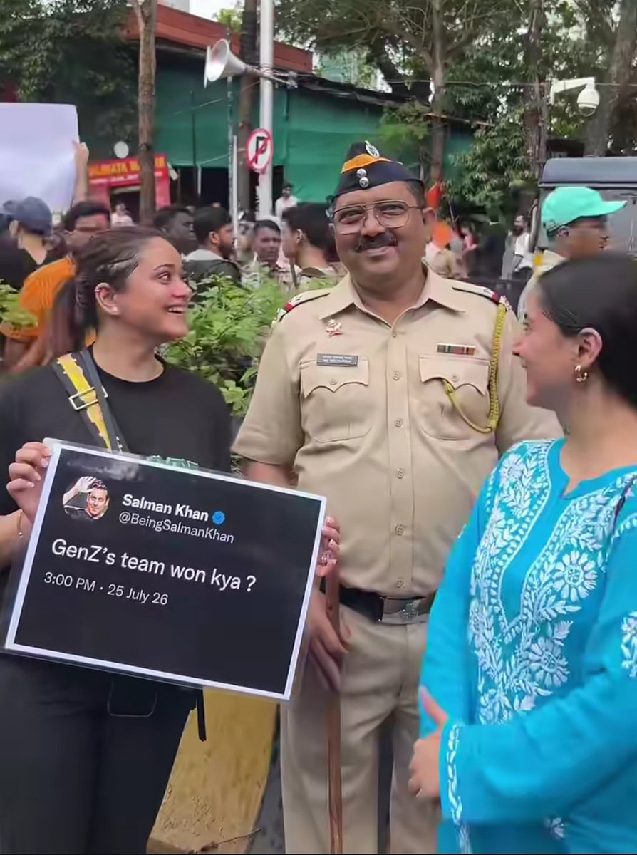 loveSK4ever's tweet photo. Max people Carrying posters of #SalmanKhan during today's mumbai rally. https://t.co/UFlva66F7q