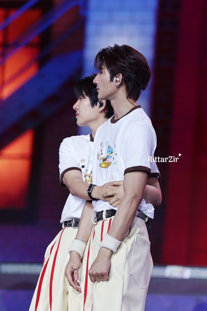 RittarZir's tweet photo. อยู่ดีดี น้องมิกก็กอดพี่เอิร์ท

EMBPFK FEEL THE FUN TOGETHER

#FFFPartyConcert2026D2
#เอิร์ทมิกซ์ #RittarZirPhoto https://t.co/OpTI9NVH5N
