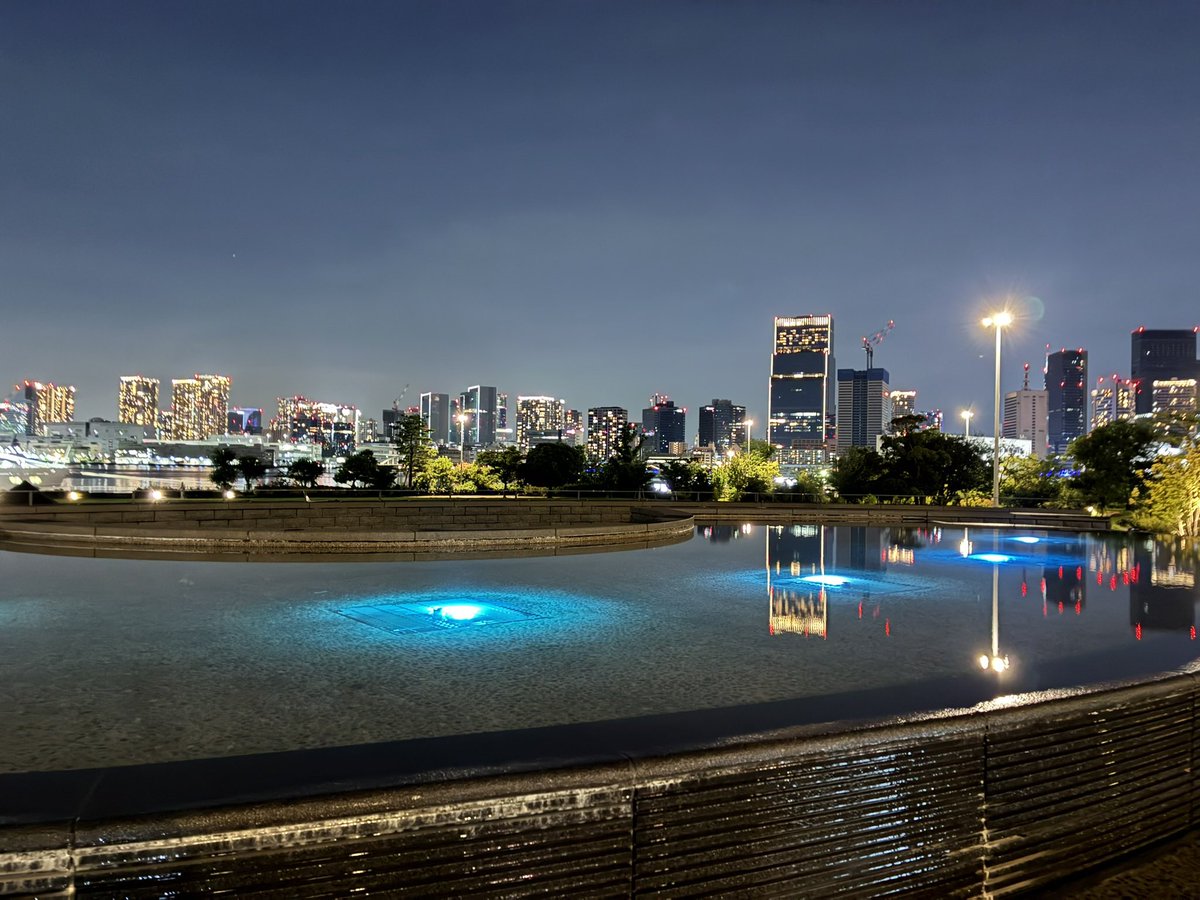 downtown_middle's tweet photo. 夜のお散歩 https://t.co/sEjOoeh0X0