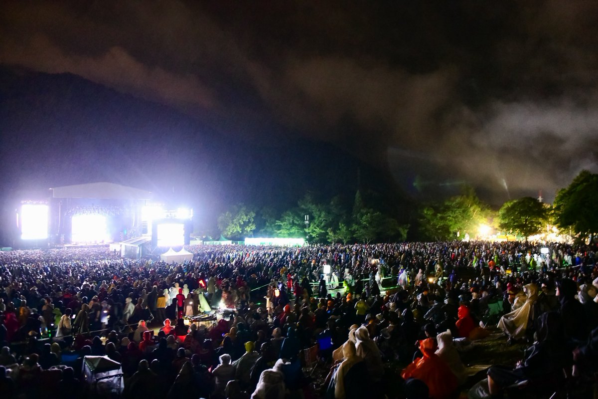 fujirock_jp's tweet photo. 𝙃𝙚𝙖𝙙𝙡𝙞𝙣𝙚𝙧 𝙈𝘼𝙎𝙎𝙄𝙑𝙀 𝘼𝙏𝙏𝘼𝘾𝙆.
𝘼 𝙥𝙚𝙧𝙛𝙚𝙘𝙩 𝙚𝙣𝙙𝙞𝙣𝙜 𝙩𝙤 𝙖𝙣 𝙪𝙣𝙛𝙤𝙧𝙜𝙚𝙩𝙩𝙖𝙗𝙡𝙚 𝙙𝙖𝙮.
#フジロック #fujirock https://t.co/sYyM78iNev