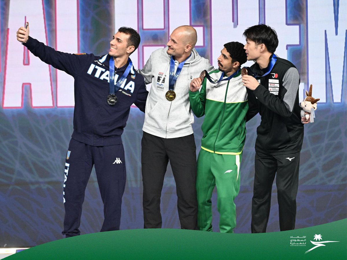 FencingKsa's tweet photo. عُظماء من بلد عظيم 💚🇸🇦🥉

خليفـة العميـري ثـالث العًالم 3️⃣🥉🇸🇦💚

سجـل يا تـاريخ لحظـات التتـويج 👏🏼🔥💚 https://t.co/ygCXt2zAdt