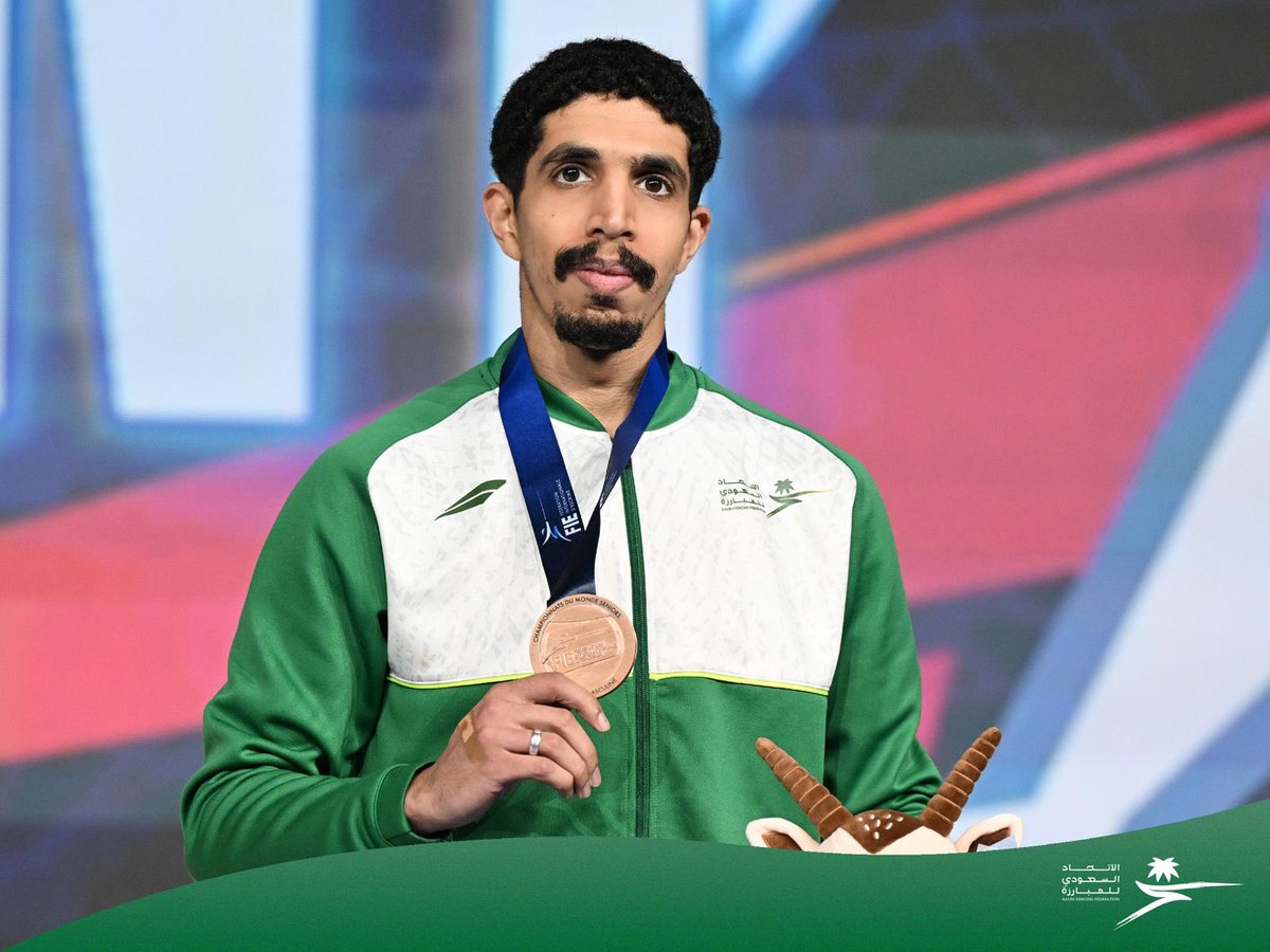 FencingKsa's tweet photo. عُظماء من بلد عظيم 💚🇸🇦🥉

خليفـة العميـري ثـالث العًالم 3️⃣🥉🇸🇦💚

سجـل يا تـاريخ لحظـات التتـويج 👏🏼🔥💚 https://t.co/ygCXt2zAdt