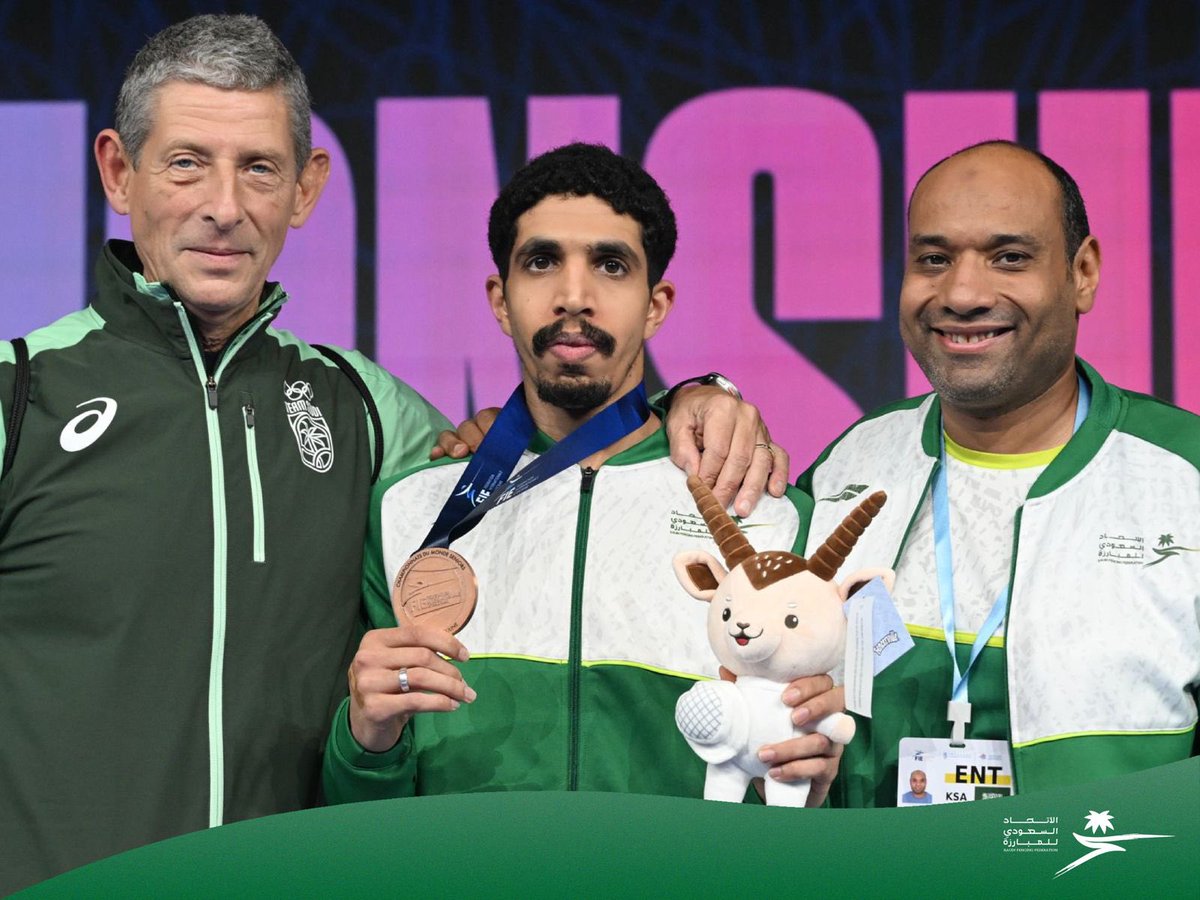 FencingKsa's tweet photo. عُظماء من بلد عظيم 💚🇸🇦🥉

خليفـة العميـري ثـالث العًالم 3️⃣🥉🇸🇦💚

سجـل يا تـاريخ لحظـات التتـويج 👏🏼🔥💚 https://t.co/ygCXt2zAdt