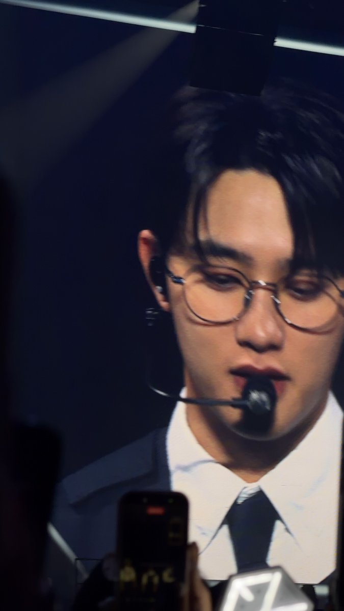 prkchanroar's tweet photo. kyungsoo with glasses!!!! No you are not ready for this

#exhorizoninsingapore #exhorizoninsg #kyungsoo #exo https://t.co/Wfw7T2OU40