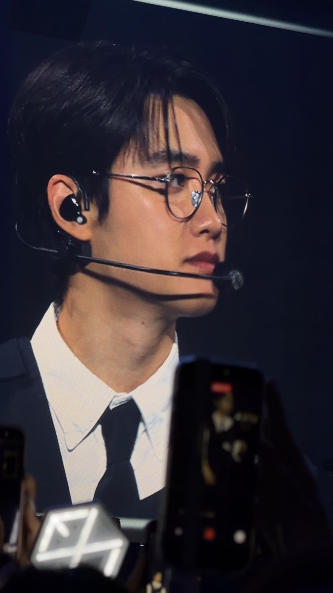 prkchanroar's tweet photo. kyungsoo with glasses!!!! No you are not ready for this

#exhorizoninsingapore #exhorizoninsg #kyungsoo #exo https://t.co/Wfw7T2OU40