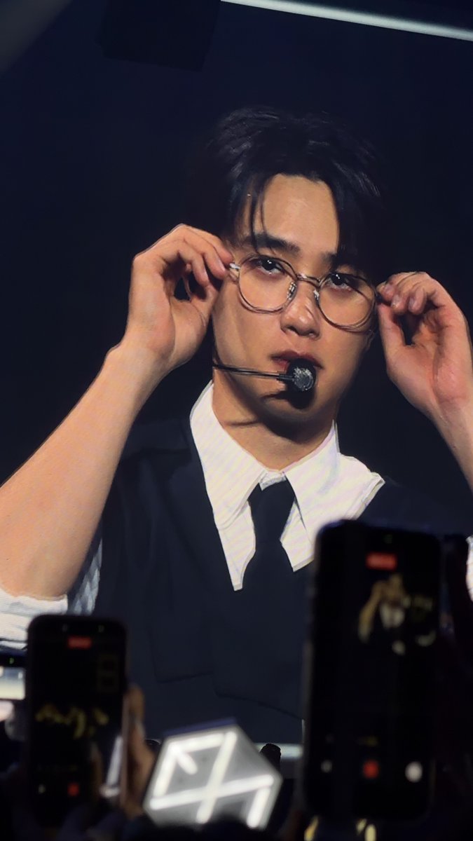 prkchanroar's tweet photo. kyungsoo with glasses!!!! No you are not ready for this

#exhorizoninsingapore #exhorizoninsg #kyungsoo #exo https://t.co/Wfw7T2OU40