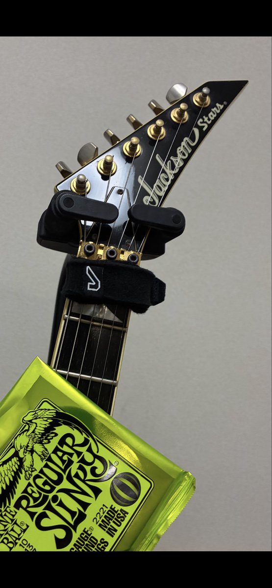 MAYU_LAFFLESIA's tweet photo. ギターの弦を注文しようとしたら、僕が知ってる値段と違ってビビった。
あと、これ最近知った。みんなヘッドに何を付てるんだろう？とは思ってたけど…。
付け方、合ってるのか（笑） https://t.co/9zG0d9Gb23