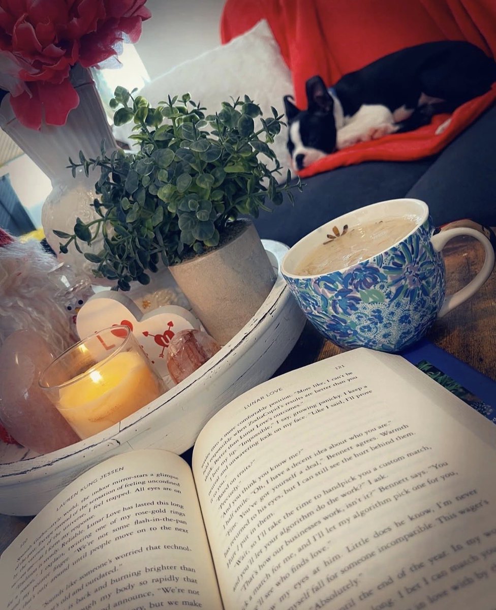Lady_Jaime_Lee's tweet photo. I love when my Sunday mornings look like this ☕️📖✨
#bostonterrier #elvis #reader #books #chaitea #sundaze ✨ https://t.co/VNZcwVAF6b