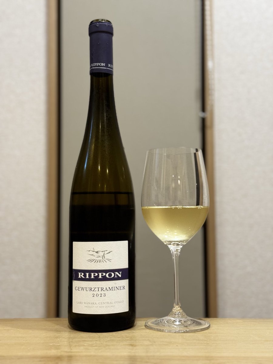 Schlamuffen8bit's tweet photo. 🇳🇿Rippon Vineyard &amp; Winery Gewurztraminer [2023]
珍しいNZのゲビュルツ。それもオタゴ。こんな時間に開けてしまった。ワナカ湖の畔ですね。
洋梨とゼラニウム、サラっとした蜂蜜。辛口の仕立てながら仄かな甘み。ゲビュルツとピノグリはこれくらいが好き。濃さもありかなりハイレベルぞ。美味。 https://t.co/mhFlafyF4N