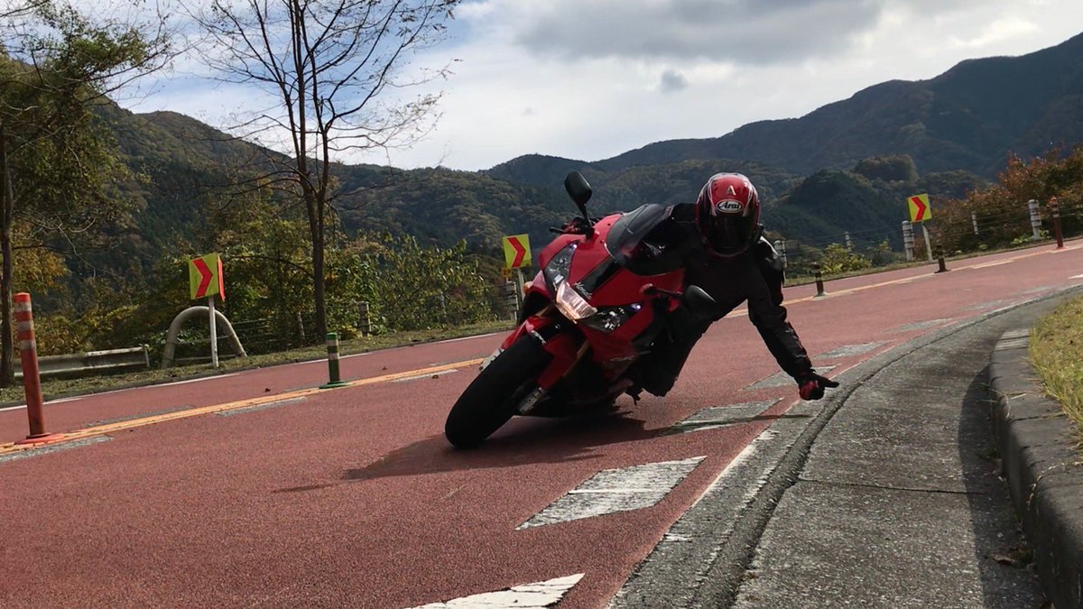 Hata8133's tweet photo. #皆さんのライディングフォーム見せてください
#SC50
#SC82
#CBR954
#CBR1000RRR https://t.co/SqcwsJKboo