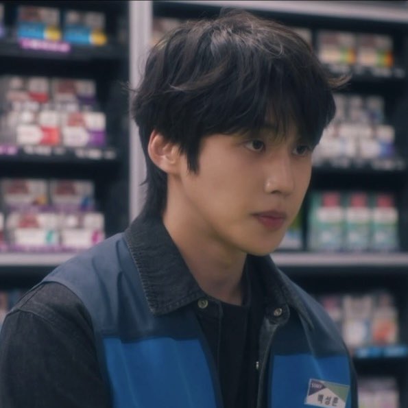 dalgyaaal's tweet photo. 현실 고증 실패..
이렇게 잘생긴 편돌이 없음🤭 https://t.co/itSY555Bl4