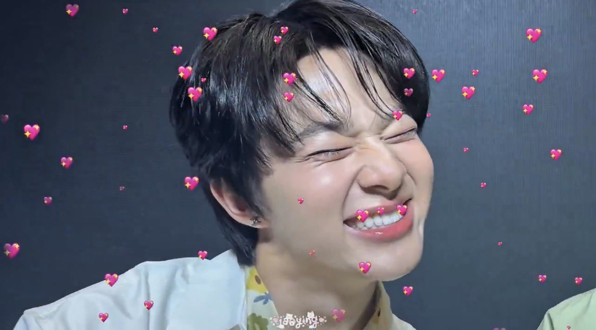 holdmetight84's tweet photo. OP asked NuNew to smile as wide as how much he likes P’Zee’s birthday gift… and THAT smile??? 😭☹️😽🤏🏻💘 https://t.co/NpDGzXLVef
