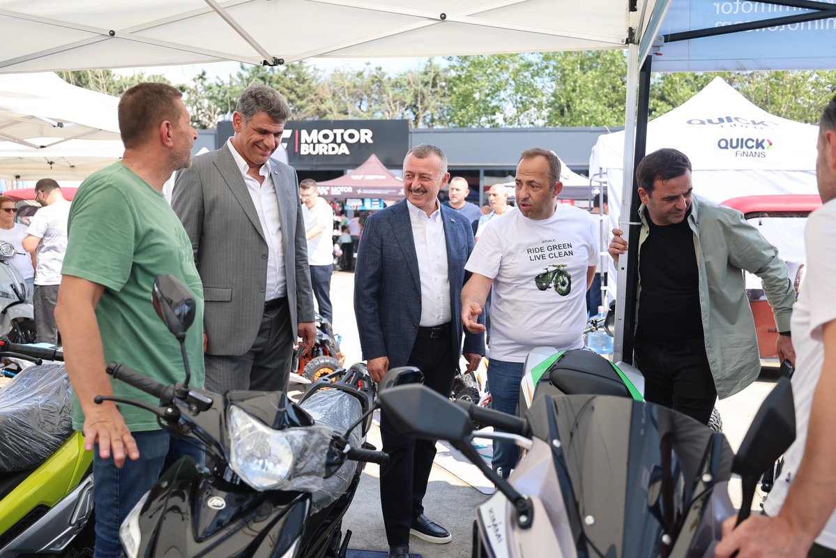 kocaelibld's tweet photo. Büyükşehir Belediye Başkanımız Sayın Tahir Büyükakın, MotorBurda Festivali’nde motosiklet tutkunlarıyla bir araya geldi. Festival alanını ziyaret eden Başkanımız Büyükakın, farklı şehirlerden gelen motosiklet severler ve kulüp temsilcileriyle sohbet ederek etkinliklere katıldı. https://t.co/mKgm4loqrO