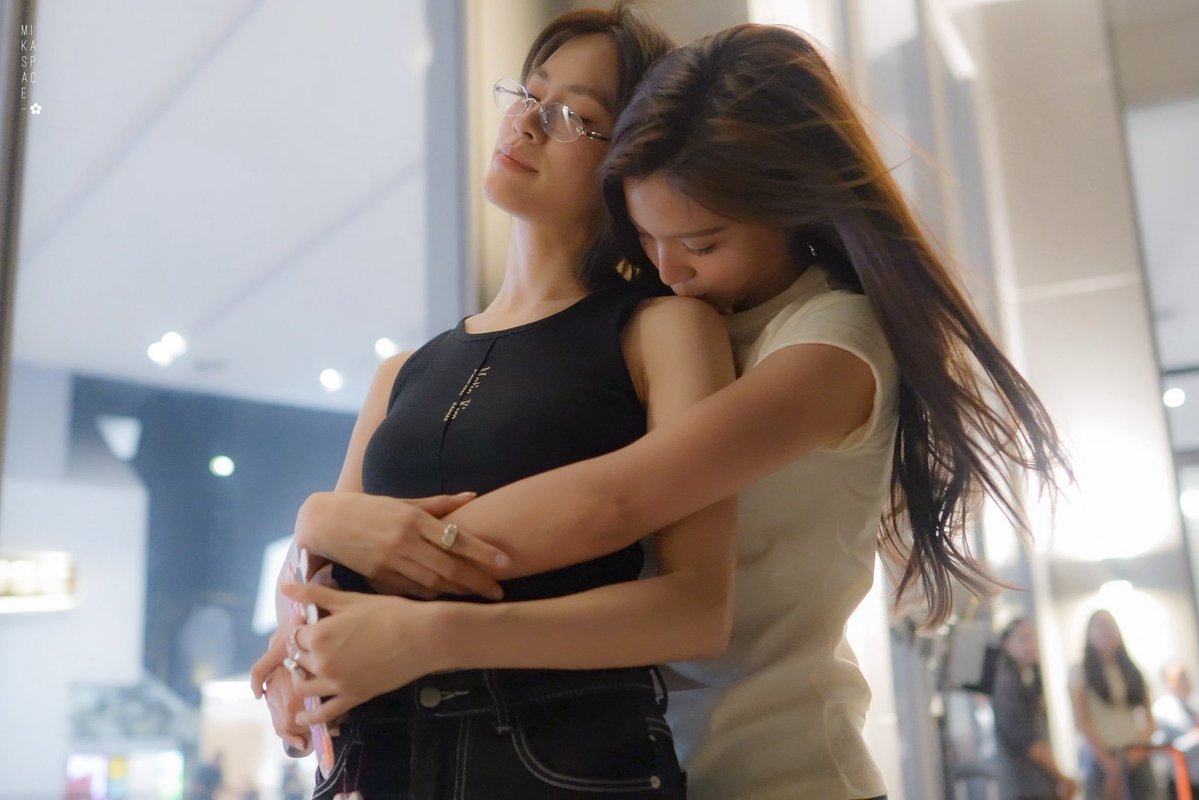 ruci_ii's tweet photo. this pic means everything 🥺

EMIBONNIEANY UNDER MOONSHADOW 
#งานมหกรรมนิยายนานาชาติ2026xEmiBonnie https://t.co/Ua1G28caQ0
