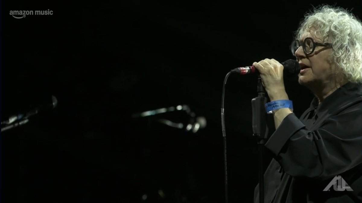 ville0096's tweet photo. フジのMassive Attack、幽玄と凶暴さが低音の底で結託する、あまりにも神々しい音響体験に震えっぱなし。何より配信越しとはいえ、エリザベス・フレイザーの天上的エンジェリック・ヴォイスをリアルタイムで拝めて感無量ですよ。不滅のエルダーゴス・レジェンド、その来訪に感謝。 https://t.co/DeF6dsNbEz