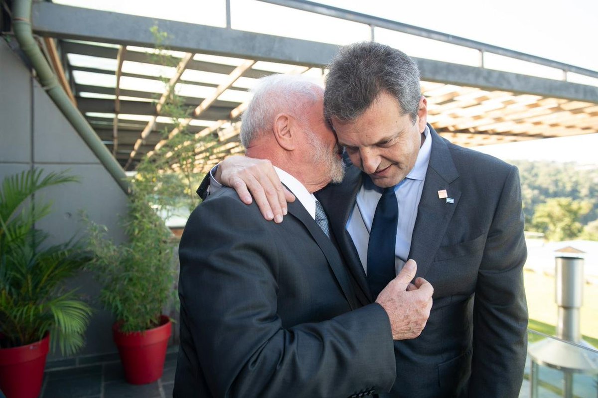 ValeriaArata's tweet photo. En tiempos donde algunos levantan muros, la integración es el camino. Con @SergioMassa y @LulaOficial como referencia, creemos en un modelo de desarrollo con la gente adentro: más producción, más trabajo, más industria y una Argentina que crece junto a Brasil. La unidad es el futuro. 🇦🇷🇧🇷