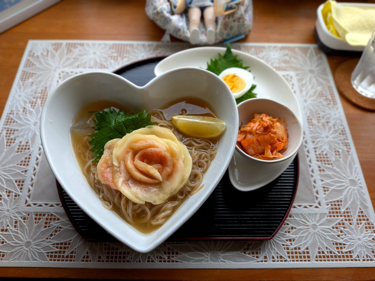 achi_maru's tweet photo. コフレカフェさんに行ってきたよー！7月末までの桃フェアへ駆け込み🏃‍♀️🏃‍♀️
桃冷麺、桃タルトを食べました。美味しい〜！幸せ〜！😻✨
韓国冷麺と桃のしょっぱい＆甘い組み合わせで、暑さでへばった胃でもどんどん食べれちゃう。薔薇のような桃が目にも美味しいね🫶ずーちゃんぼーちゃんが屋台開いてた！ https://t.co/8mMXasIWGU