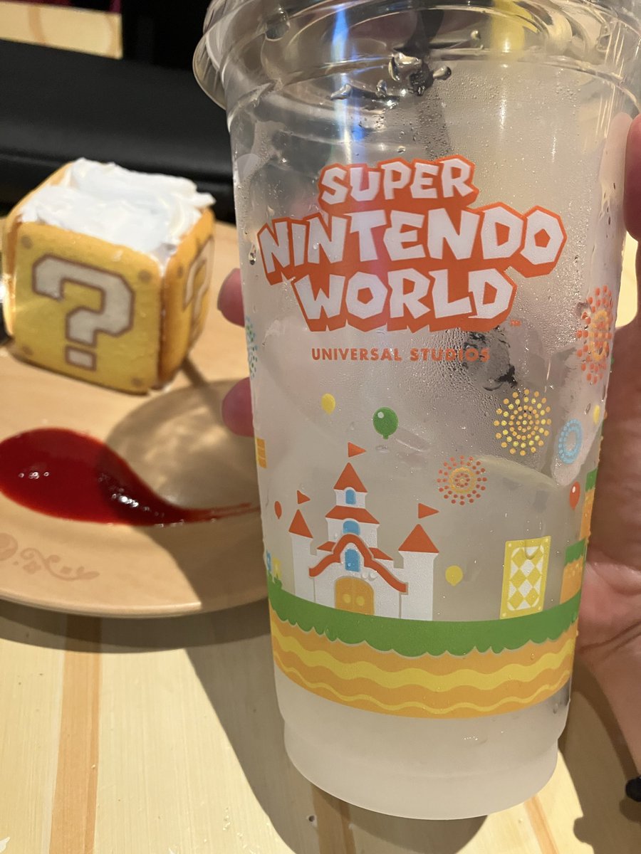 yunta64kr's tweet photo. 超絶久々にユニバへ旦那はん友達家族と行ってきたーー！！！
めちゃくちゃ暑かったけどめちゃくちゃ楽しかったです！！
ニンテンドーエリア凄く良かった👏👏👏
あと息子がオリバンダーの店で選ばれてまさかの杖購入😂
今日は大阪城行ってきたし、色々グルメ満喫できてハッピー🫶 https://t.co/YNTBvmQqDT