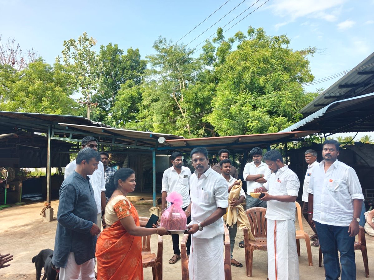 TVK_Thanjai's tweet photo. இன்று நடைபெற்ற ஈஷா மண் காப்போம் வழங்கும் நாட்டு மாடுகள் பராமரிப்பு மற்றும் மூலிகை மருத்துவ பயிற்சியில் 
தஞ்சை சட்டமன்ற உறுப்பினர் 
திரு இரா.#விஜய்சரவணன் அவர்கள் கலந்துகொண்டபோது

@TVKVijayHQ #தமிழகவெற்றிக்கழகம்‌ https://t.co/04KJqEshIm