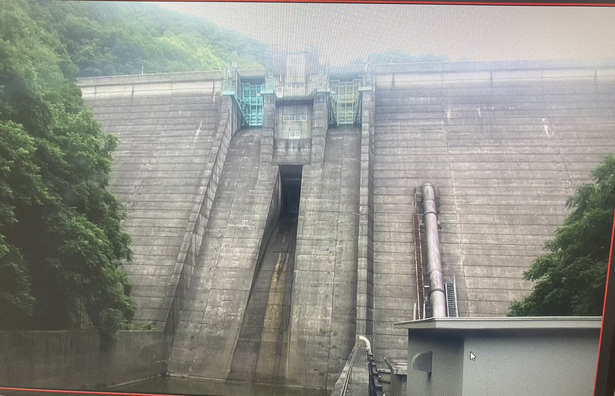 announeko's tweet photo. 奥裾花ダムの見学会に行ってきました　コンジットゲートや水圧鉄管の点検口など間近で見せて頂き嬉しかったです　監視カメラの映像にて堤体を正面から見る事ができました　片方のクレストゲートの塗装をされた事から左右で色が違っていて面白かったです https://t.co/KVrrMmN1Wl